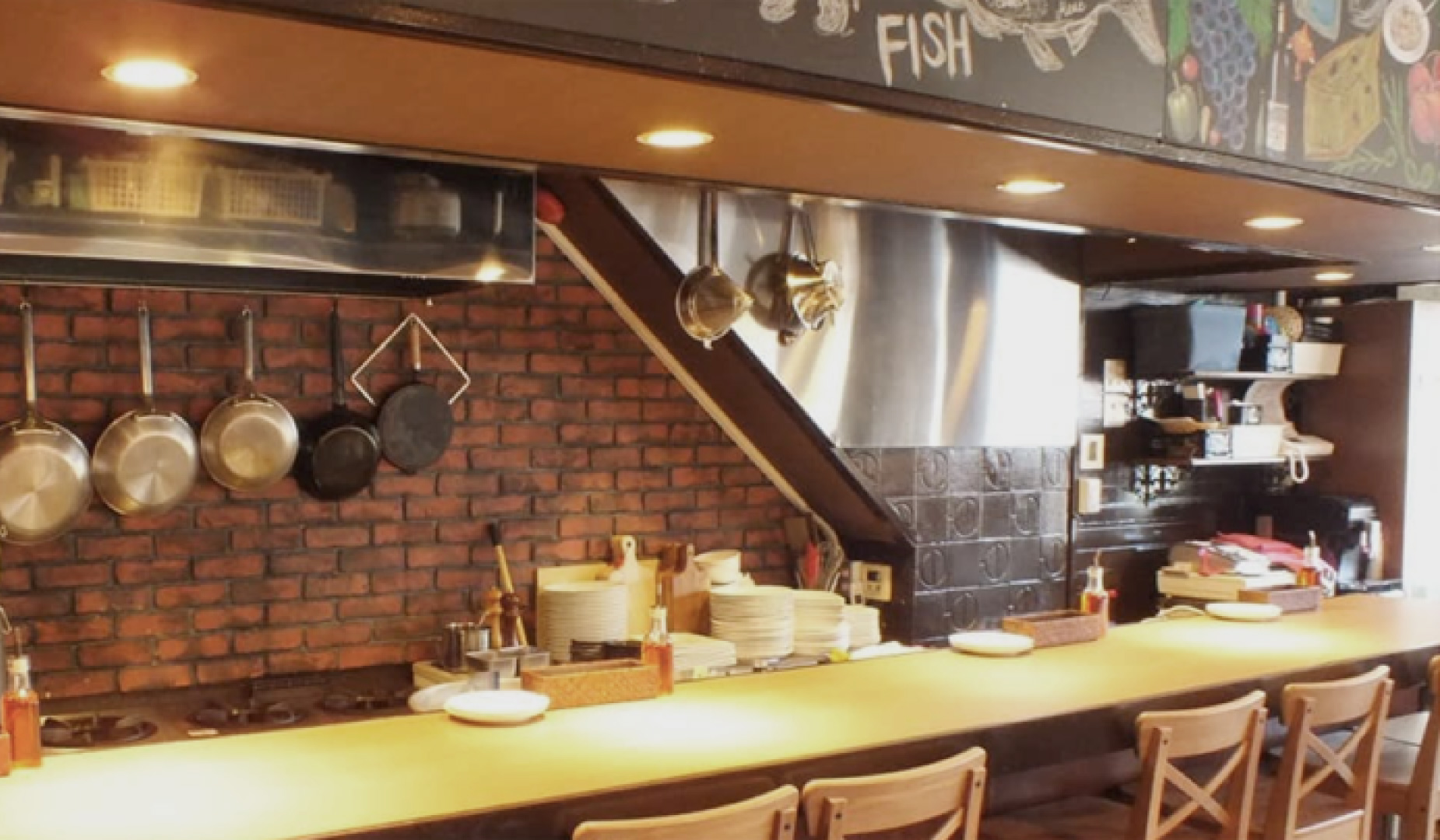 Italian M's バル（約30m／徒歩1分）